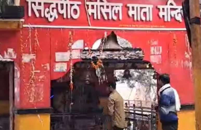 भारतमा एक युवकले आफ्नै घाटी काटेर मातालाई बलिदिए पछि…