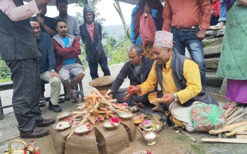 ड्वाकु डाकस (ठुलो लाखे) का केही झलक