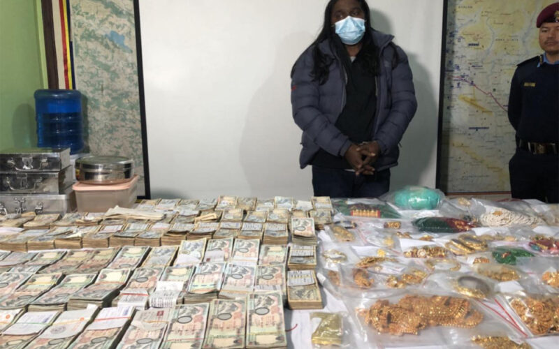 स्रोत नखुलेको ६ केजी सुन र ६२ लाख रूपैयाँ सहित भारतीय नागरिक पक्राउ