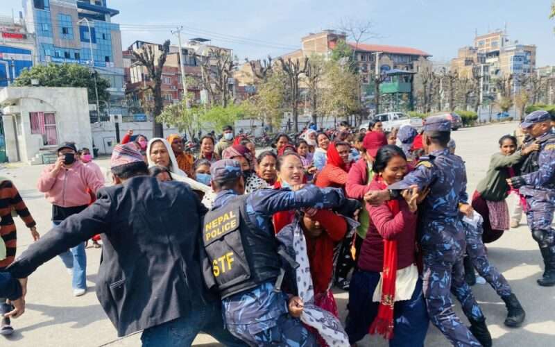 लघुवित्त पिडितहरु संसद् भवन परिसरभित्र प्रवेश घटना: छानबिन गर्न तीन सदस्यीय समिति गठन