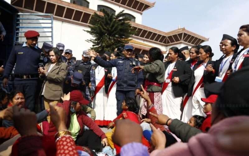 लघुवित्त पिडितहरुको संसद् भवन परिसरभित्र प्रदर्शन